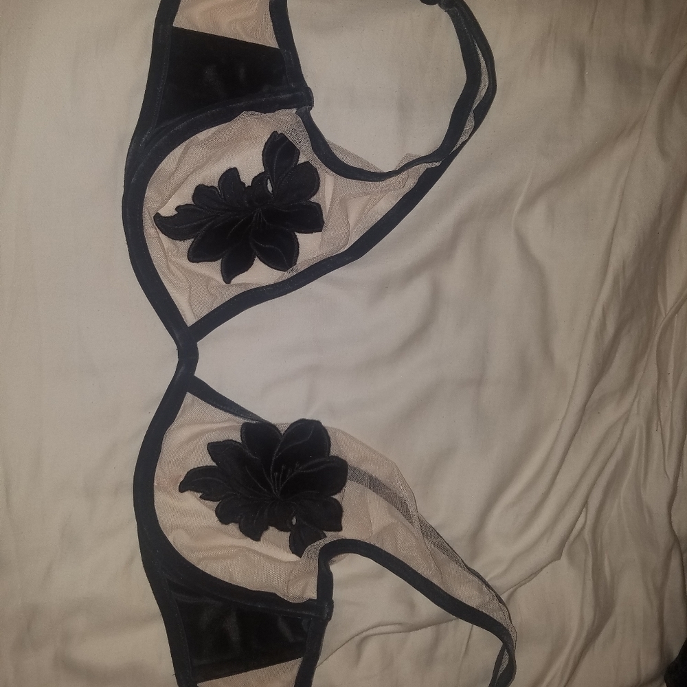 Sext peekaboo bra